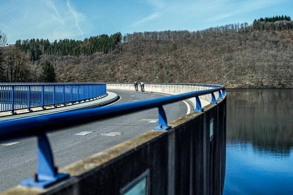 Volnější cyklistický dres Rogelli BOOST s dlouhým rukávem, modro-reflexně žlutý