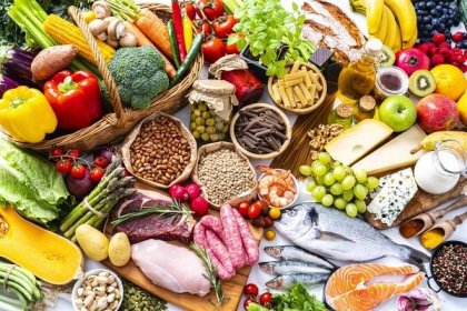 velká skupina různých druhů potravinového pozadí - pyramida výživy - stock snímky, obrázky a fotky