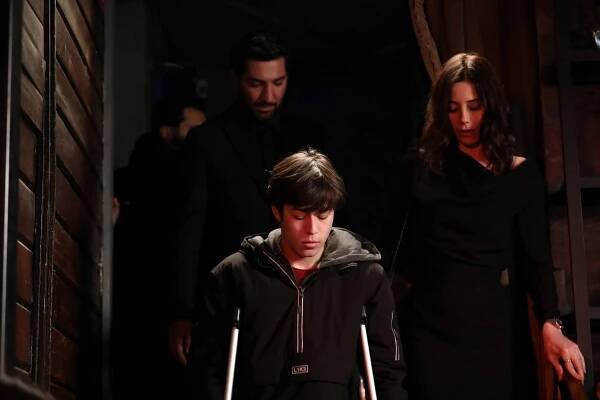 Zrazená láska - Yeniden dağıtılan kartlar... - Z filmu - Alp Akar, Cansu Dere
