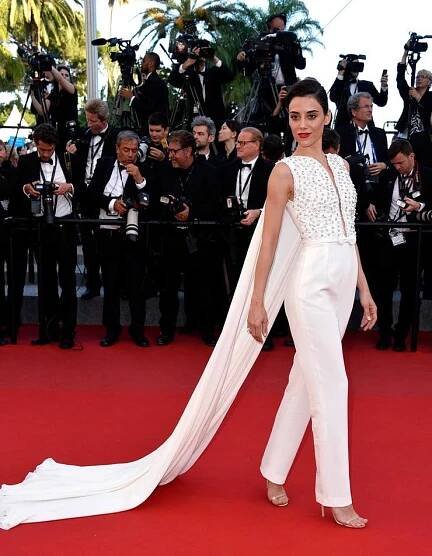 cansu dere red carpet