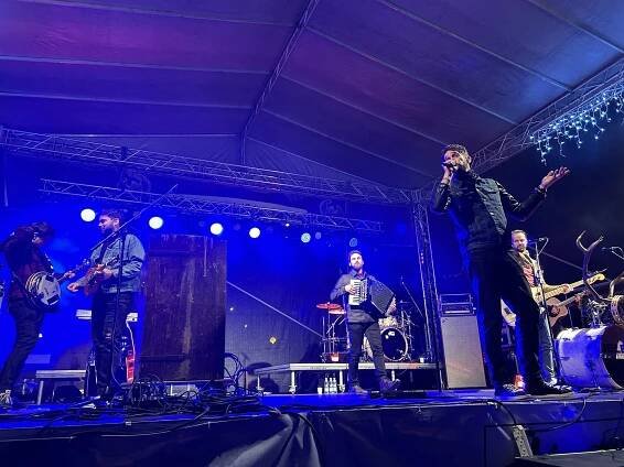VIDEO: Kapela Jelen rozezpívala o třetí adventní neděli celé náměstí ve Zlíně