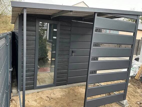 Zahradní domek 4x2,5 m + přístřešek 1,2 x 2,5 m - dvoukřídlá vrata - dveře Šířka 4 m
