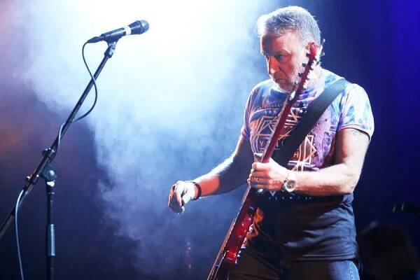 Peter Hook na brněnské Flédě oživil New Order i Joy Division