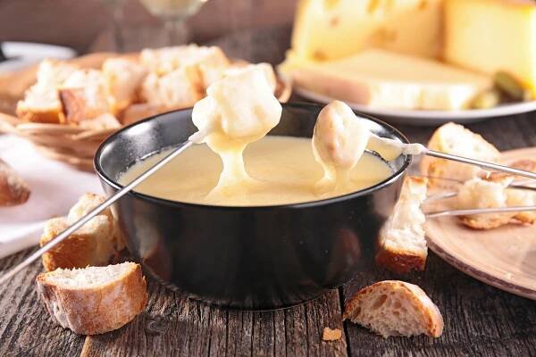 Fondue: netradiční jídlo, které si připravuje každý sám