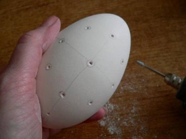 Znáte vrtaná madeirová vajíčka? Malují se voskovkou a zvládne je i začátečník
