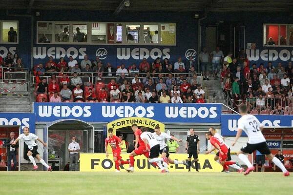 Domácí FC Zbrojovka Brno v červeném proti AC Sparta Praha.