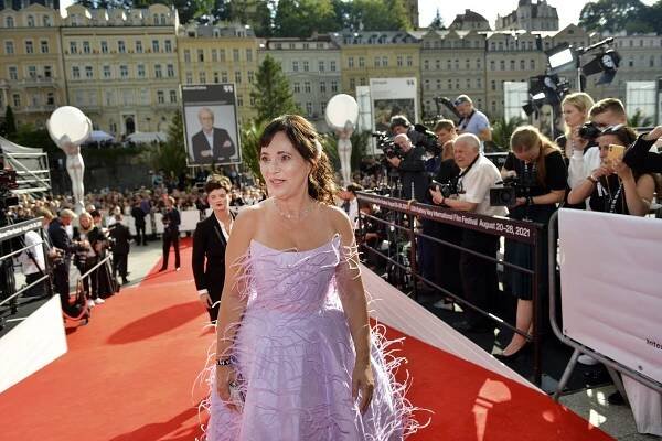 Královna Čvančarka I. Není ale jediná, která přikryla barokní tvary umně ušitou róbou. MFF Karlovy Vary, červený koberec
