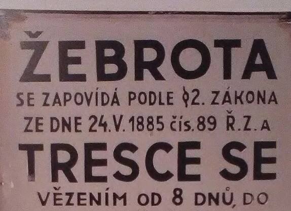 Kniha Slepé skvrny je sestavená z textů, které začaly vznikat už v roce 2013. Dana Prokopa tehdy vyprovokovala kampaň některých politických stran, podle které u nás téměř neexistovala chudoba a chudých v Česku bylo nejméně v Evropě. O chudobě a exekucích, nerovném vzdělávání a rostoucím populismu v Česku víc autorem knihy v rozhovoru pro ČRo Wave.