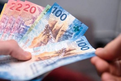 Švýcarský frank útočí na sedmileté maximum vůči euru. Libra slábne k dolaru
