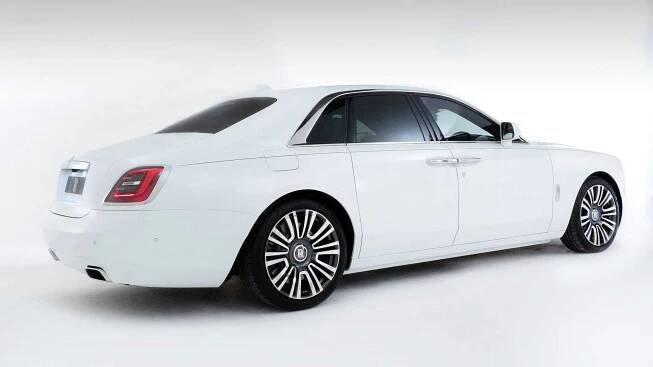 Tahle automobilka rozhodně neukazuje novinky každý den. Rolls-Royce Ghost ve druhé generaci necouvl proti emisím ani o píď!