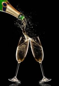 Dvě sklenice šampaňského s lahví na černém pozadí — Stock obrázek