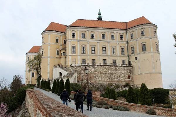 Na zámku v Mikulově otevřeli sezonu. Lidé si poprvé prošli nový okruh. Podívejte