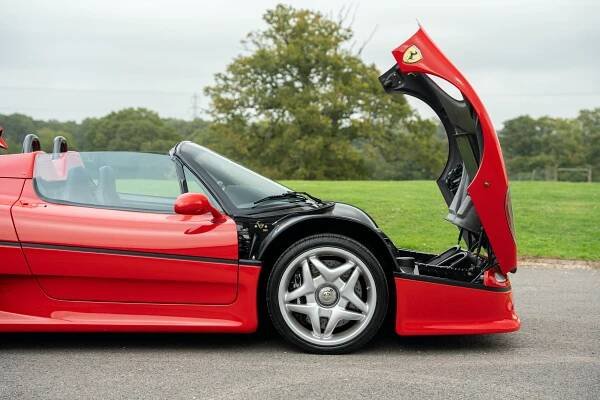 Výjimečné Ferrari F50, které vlastnil Rod Stewart, hledá nového majitele