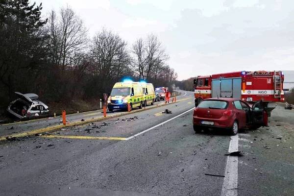 Na křižovatce u Kuřimi došlo k vážné nehodě dvou aut, na místě byli čtyři zranění