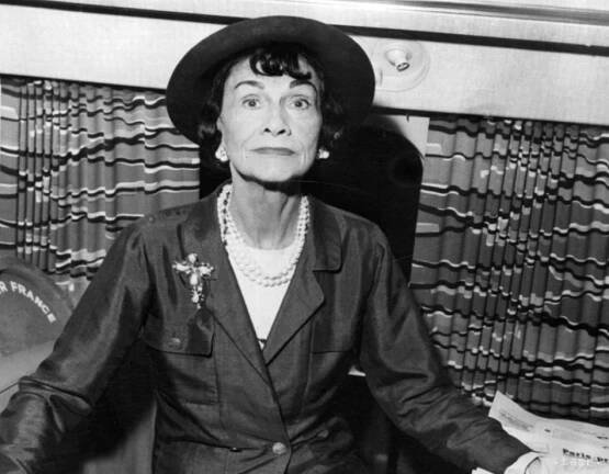 Coco Chanel, to sú malé čierne, ale aj parfém a ozajstná elegancia