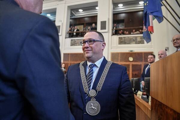 Primátorem Ostravy je oficiálně Jan Dohnal. Radu města tvoří těchto 11 politiků