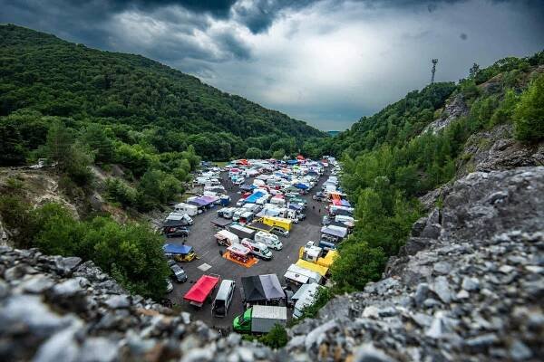 Adam Králík s VW Scirocco na zmoklé Pezinské Babě na bedně. – Motor-Max.cz