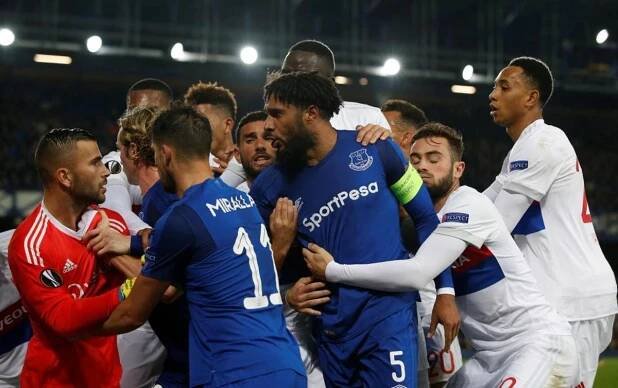 Fanúšik Evertonu s dieťaťom sa pokúsil udrieť hráča Lyonu