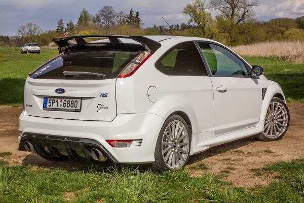 Druhý Focus RS byl ještě předokolkou se silným pětiválcem. I vedle mladší čtyřkolky ale má tento starší kousek co nabídnout