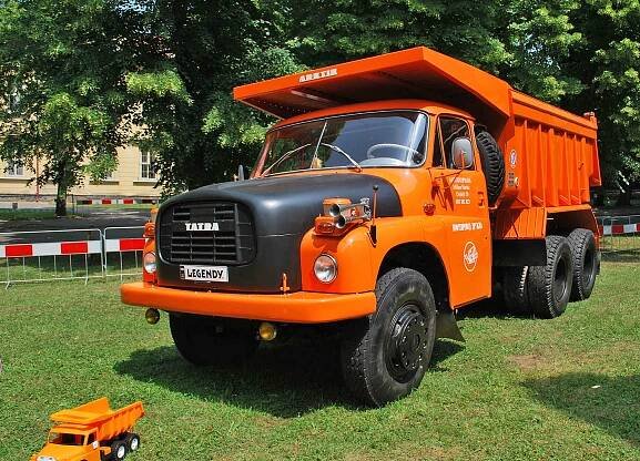 První nákladní automobil byl v Kopřivnici postaven v roce 1898 a představoval zajímavou konstrukci, která vycházela ze zkušeností získaných při vývoji a stavbě kočárů i vozů tažených koňmi. Zdroj:  Auto.cz 