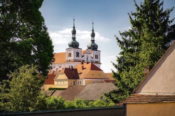 Kostel sv. Františka a sv. Ignáce, Březnice | Brdy a Podbrdsko - Turistický portál