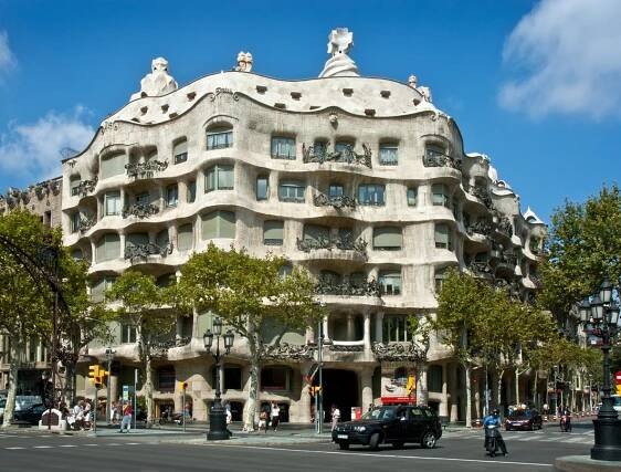 Antonio Gaudí - průčelí Casa Milà