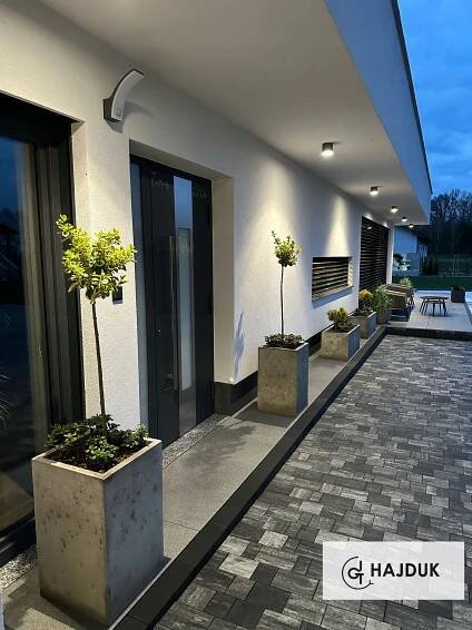 Betonové květináče 40x40x65 architekonický beton