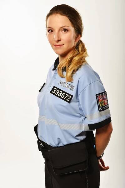 Z cudné policistky pornoherečkou. Hvězda Zákonů vlka musela svou proměnu vysvětlovat tchyni
