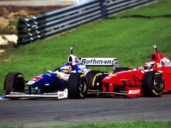 VIDEO: Michael Schumacher a Jacques Villeneuve, 1997