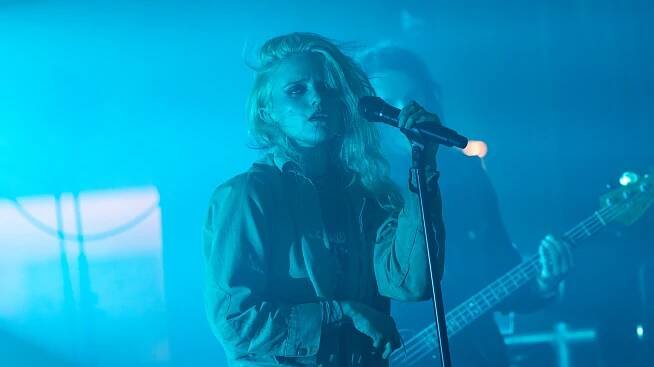 Free Sky Ferreira Movement