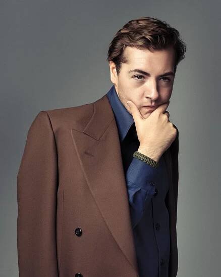 Clothing, Coat, Dress shirt, Hairstyle, Collar, Sleeve, Shirt, Outerwear, Standing, Formal wear, 