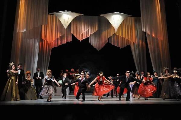 Z archivu Deníku: Hudebně náročná opereta Netopýr rozzářila Severočeské divadlo