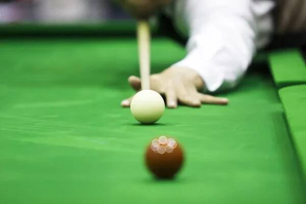 Míč a hráč snookeru — Stock obrázek
