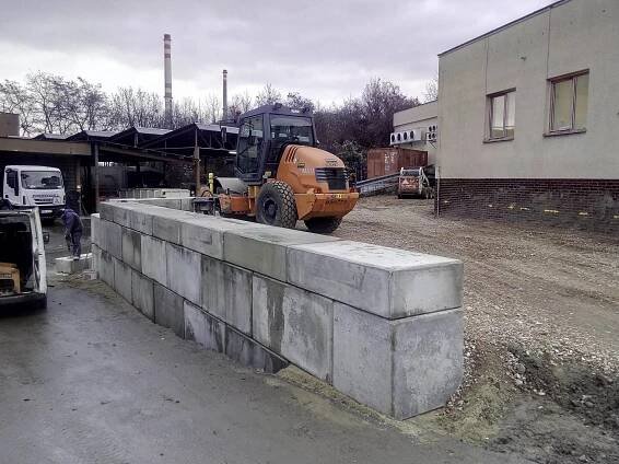 Rampa pro kamion - opěrná stěna