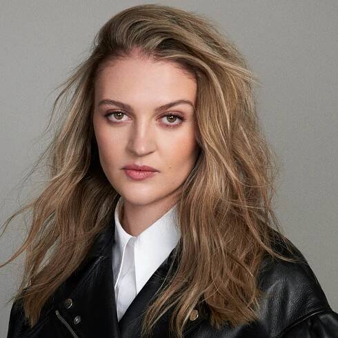Lara Peake: 