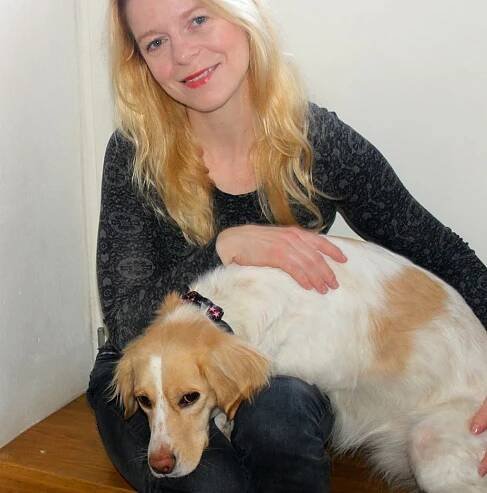 Herečka Monika Zoubková „špehuje“ svou fenku pomocí GPS obojku Paby