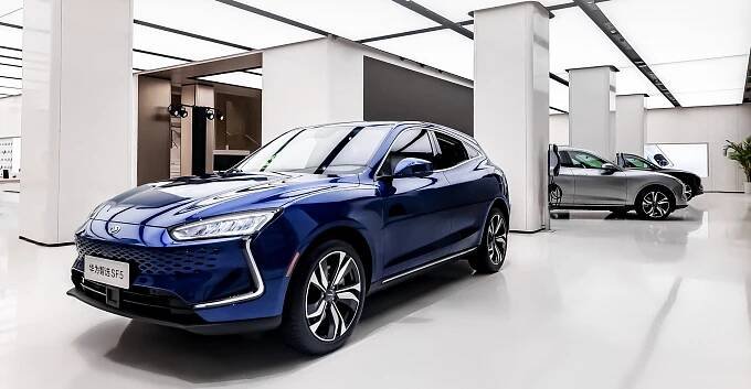 Čínský Huawei už kromě telefonů prodává i SUV. Je to luxusní hybrid s podezřelými parametry