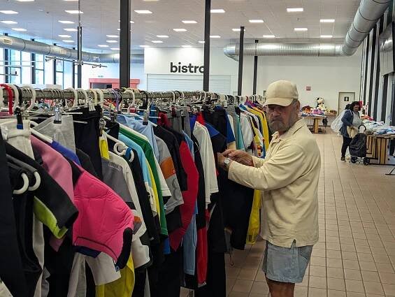 Second hand na Černé louce. Firma Marwil přivezla tisíce kusů použitého oblečení