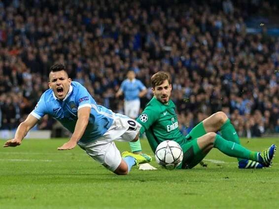Sergio Agüero z Manchesteru City (vlevo) se poroučí k zemi po faulu brankáře Paris St. Germain Kevina Trappa.