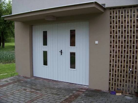 Křídlová vrata z trapézového plechu, design svislá úzká lamela, barva bílá RAL 9016