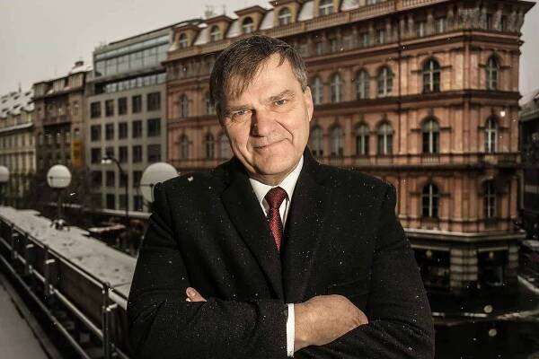 Diplomat Rudolf Jindrák: V našem zájmu je, aby Rusové nevyhráli