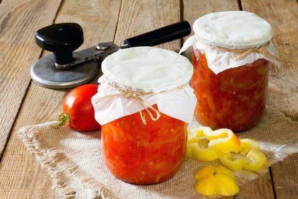 Marinované feferonky s medem na zimu: pálivé, chilli, pálivé, smažené, plněné medem