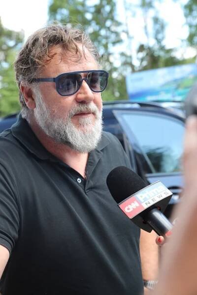 Russell Crowe ve Varech se rozpovídal: První dojmy z Čech!