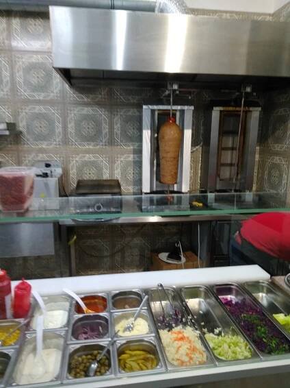 Zálivky a macek v pozadí - Queen's kebab Vršovice