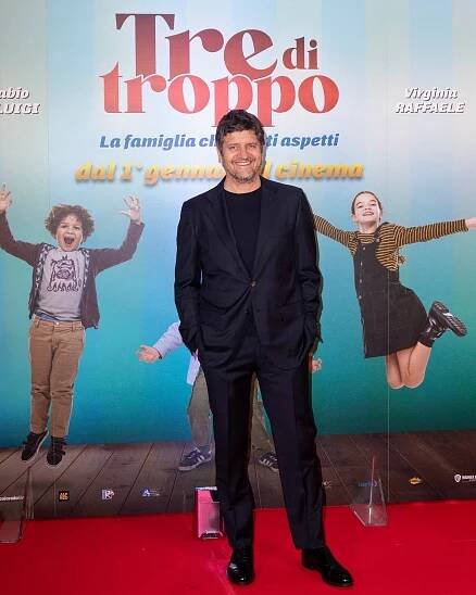  - Fabio De Luigi - Tre di troppo - Z akcí