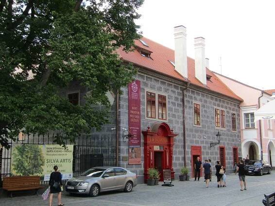 Slavnostní zahájení provozu Zámecké lékárny v Třeboni v pondělí 6. června odpoledne. Stínohra, Vokův poklad i pohyblivé obrazy, to vše baví návštěvníky, kteří se vydají za posledním z Rožmberků.