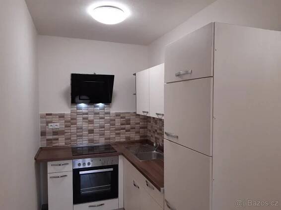 kuchyně, myčka sporák trouba lednice - Pronájem bytu 3+1 68 m², Čs. armády, Louny
