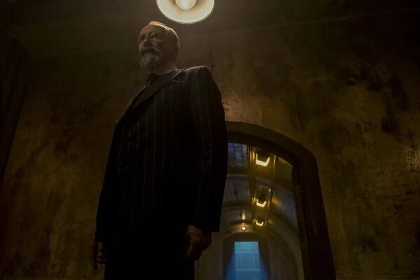 Umbrella Academy - Něco se proslýchá - Z filmu - Colm Feore