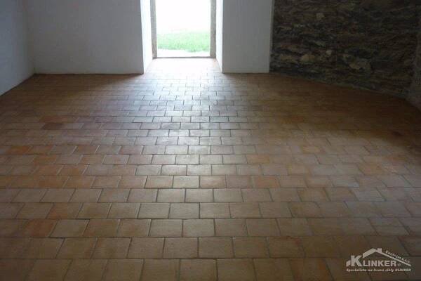 Ruční cihlová dlažba