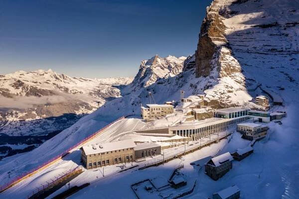 Eigergletscher - moderní stanice s Eiger Expresem